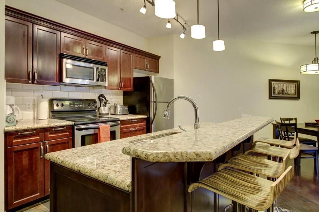 B&B Grand Rockies Resort 2Br 1Pullout Canmore Buitenkant foto